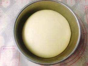 放在28度的环境中进行基础发酵，发至两倍大即可，手指沾粉戳孔不回弹不塌陷即表示发酵到位。