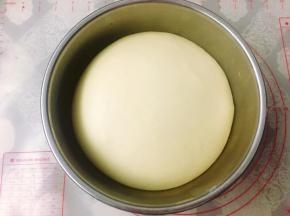 放在28度的环境中进行基础发酵，发至两倍大即可，手指沾粉戳孔不回弹不塌陷即表示发酵到位。