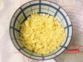 趁面团在发酵的时候制作香酥粒，将45克软化的黄油、30克细砂糖、20克杏仁粉和80克低筋粉混合在一起，用手搓成酥粒状，放冰箱冷藏备用。