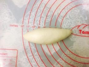 从上往下卷成橄榄形，收口捏紧，依次将所有面团整形好。