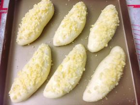 放在温度35度湿度75%的环境下发酵至两倍大，在发酵好的面包胚表面刷上一层薄薄的全蛋液，撒上提前做好的香酥粒。