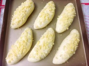 放在温度35度湿度75%的环境下发酵至两倍大，在发酵好的面包胚表面刷上一层薄薄的全蛋液，撒上提前做好的香酥粒。