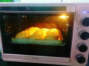 放入提前预热好的烤箱中层，上下管180度烘烤15分钟，烤至表面金黄即可出炉。