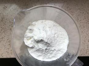 泡打粉小苏打低筋面粉玉米淀粉，提前混合搅匀