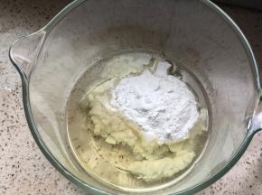 猪油选择融化的，加入糖粉和盐