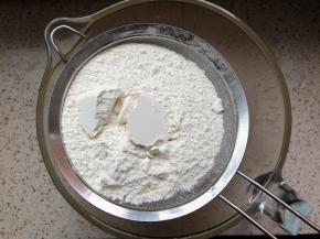 筛入提前拌好的粉类