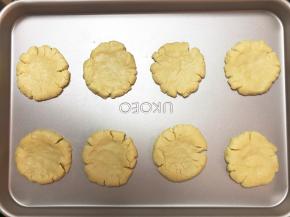 按扁，按成中间薄外圈厚的饼