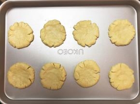 按扁，按成中间薄外圈厚的饼
