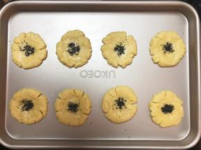 刷薄薄一层蛋液，撒黑芝麻