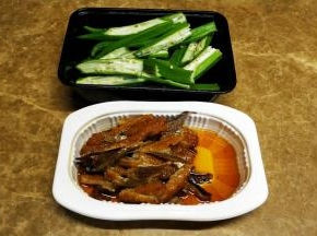 秋葵洗净切开；罐头鱼撕成块