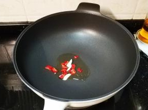 锅里放油、蒜片、红椒炒香