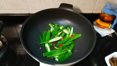 放入秋葵翻炒均匀