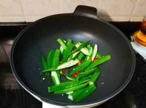 放入秋葵翻炒均匀