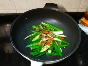 秋葵炒至七成熟，倒入罐头鱼块