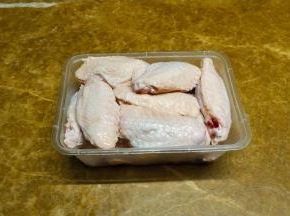 鸡翅洗干净备用