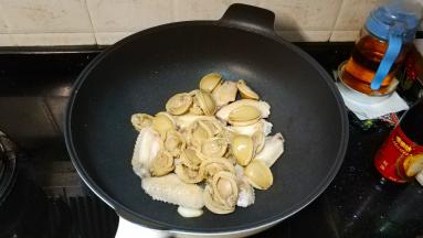 倒入鲍鱼