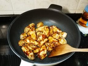 放入柱侯酱、蚝油、料酒炒均匀