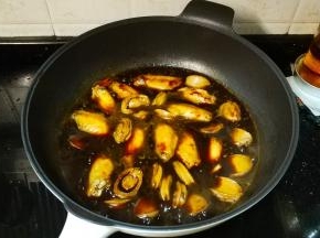 倒入鱼露、老抽、冰糖大火煮开后试试味再调整至适合味道