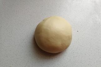 所有面团材料揉至完全扩展阶段后，揉成光滑的面团。