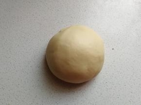 所有面团材料揉至完全扩展阶段后，揉成光滑的面团。