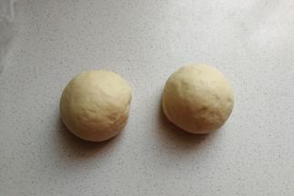 接着把面团分成均匀的两份。