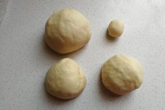 其中一份再分成均等的两份，另一份取下约15克的小面团。