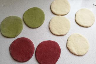 面团静置好以后，我们把它擀成圆面片，彩色面片比原色面片稍微大一点点。