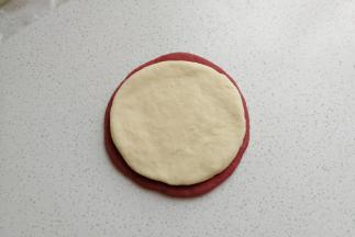 接下来取一份彩色面片，再叠上一份白色面片。