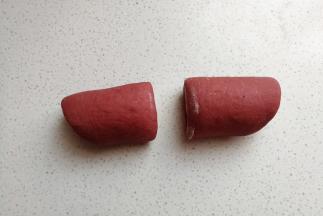 卷好后从中间一分为二切开。