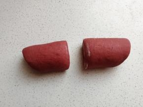 卷好后从中间一分为二切开。