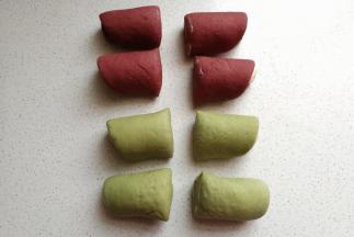 再依次卷好剩下的面团，卷好后全部切开，盖上保鲜膜待用。