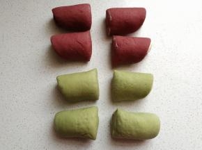 再依次卷好剩下的面团，卷好后全部切开，盖上保鲜膜待用。
