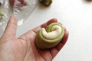 接着取一份面团，切口朝下。