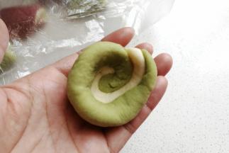 然后从上向下按压，双手旋转着凹出一个窝形。