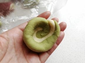 然后从上向下按压，双手旋转着凹出一个窝形。
