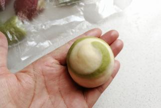 包好后把它搓圆，稍微整理一下，整理成像这样的圆形。