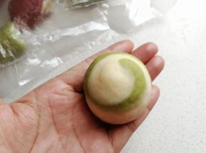 包好后把它搓圆，稍微整理一下，整理成像这样的圆形。