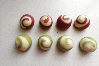 然后依次包好所有的面团，收口处朝下摆放，盖上保鲜膜待用。