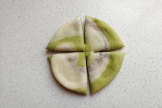 再用刮板在圆面片上，打上十字刀切开，中间留一小部分不要切断。