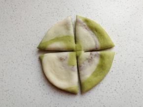 再用刮板在圆面片上，打上十字刀切开，中间留一小部分不要切断。