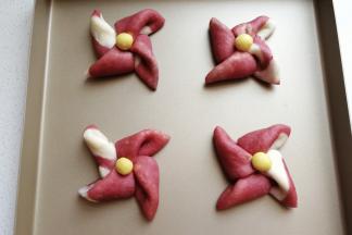 红色风车面包做好后也移入烤盘，这一盘要后烤，所以就把它放入冰箱冷藏发酵。