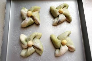 发酵好的面包取出来后，在表面筛上一层高筋面粉，然后放入预热好的烤箱中层上下火180度烤约18分钟左右。（我是先用180度烤约五六分钟后转160~170度再烤，烤至稍微上色后要及时加盖锡纸哦）