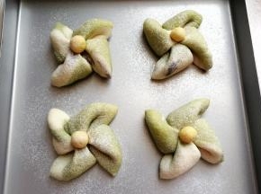 发酵好的面包取出来后，在表面筛上一层高筋面粉，然后放入预热好的烤箱中层上下火180度烤约18分钟左右。（我是先用180度烤约五六分钟后转160~170度再烤，烤至稍微上色后要及时加盖锡纸哦）