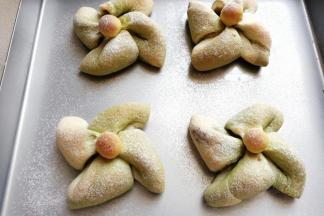 面包烤好后出炉晾凉。