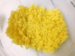 首先制作香酥粒，将25克软化好的无盐黄油、25克低筋面粉、25克杏仁粉和25克细砂糖混合在一起，用手搓成酥粒状，密封好放冰箱冷藏备用。