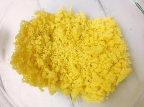 首先制作香酥粒，将25克软化好的无盐黄油、25克低筋面粉、25克杏仁粉和25克细砂糖混合在一起，用手搓成酥粒状，密封好放冰箱冷藏备用。