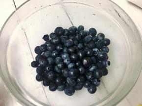将蓝莓清洗干净后沥干水备用。