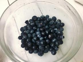 将蓝莓清洗干净后沥干水备用。