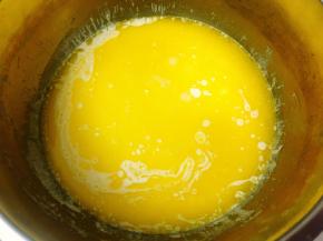 将120克无盐黄油和185克淡奶油装入一个盆子里，隔热水加热至黄油融化后搅拌均匀。