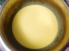 待黄油和淡奶油混合的液体放凉后加入打散的鸡蛋液搅拌均匀。